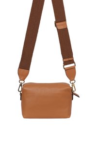 Braune Leder-Crossbody-Tasche mit einem strukturierten verstellbaren Tragegurt, goldenem Beschlag und einem Reißverschluss, in einer kompakten rechteckigen Form.