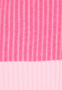 Gestrickter Stoff mit abwechselnden Streifen in leuchtendem Pink und hellem Pink. Texturiertes Muster mit durchgehend geripptem Design.