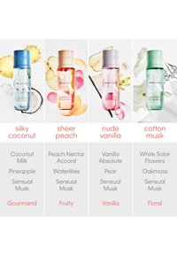 Quatre bouteilles transparentes de Calvin Klein, chacune contenant des parfums différents : Silky Coconut (capuchon bleu), Sheer Peach (capuchon rose), Nude Vanilla (capuchon rose clair), Cotton Musk (capuchon vert). Chaque bouteille présente des étiquettes textuelles simples.