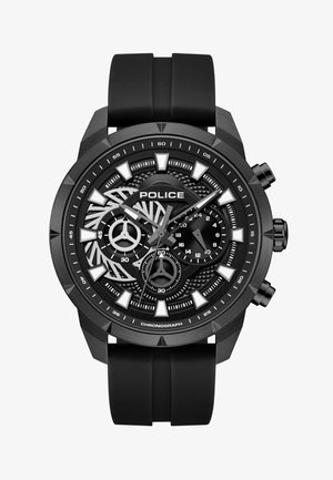 Montre chronographe noire avec bracelet en caoutchouc, index horaires blancs angulaires, trois cadrans secondaires et marque "POLICE" sur le cadran.