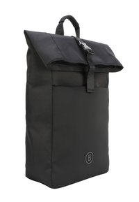 Schwarzer Rolltop-Rucksack aus robustem Stoff, mit einer Fronttasche, einem Reißverschluss und einem Logostick auf der unteren Vorderseite.