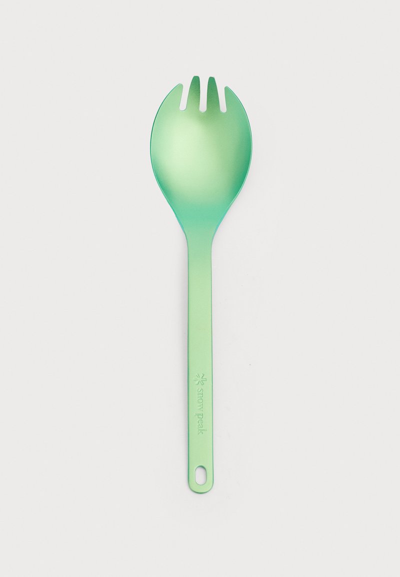 Zelený spork vyrobený z ľahkého plastu, s trojzubcovou vidlicou na jednom konci a hladkým držadlom, s jemným prechodovým finišom.
