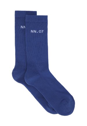 Blå ribbade strumpor med vit text "NN. 07." högst upp. De har en mjuk textur och en standard strumpsform med förstärkt häl.
