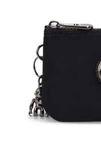 Borsetta in nylon nero con bordi arrotondati, accessori in argento, chiusura a zip e un portachiavi con un ciondolo decorativo attaccato.