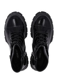 Stivaletti neri in pelle con finitura lucida, punta rotonda e suola in gomma texturizzata. Presentano lacci e chiusura a zip laterale.