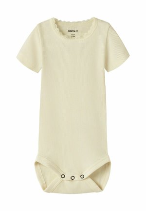 Body bébé à manches courtes côtelé crème avec encolure ornée de dentelle et trois boutons-pression à l’entrejambe pour un changement de couche facile.