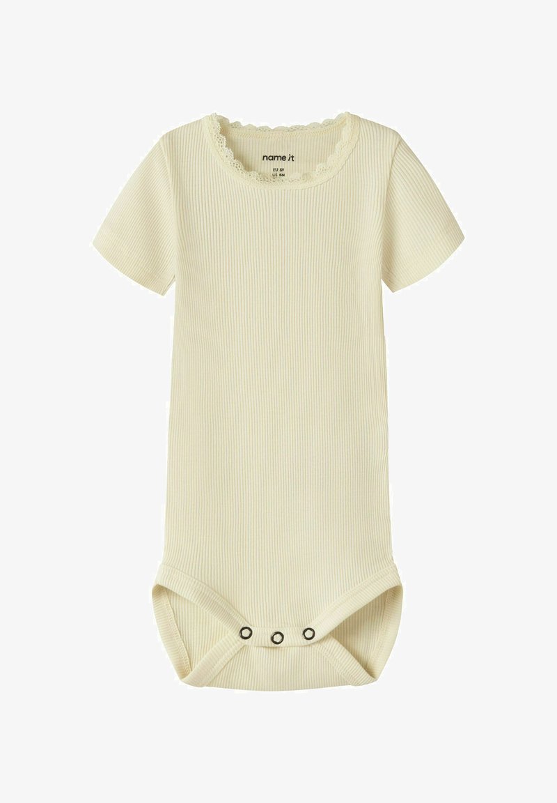 Body bébé à manches courtes côtelé crème avec encolure ornée de dentelle et trois boutons-pression à l’entrejambe pour un changement de couche facile.