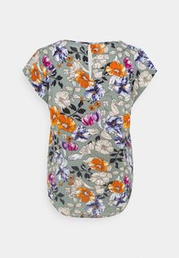 Krátký rukáv, květinový top v zelené barvě se vzory oranžových, fialových a bílých květin. Zaoblený lem s malým zapínáním na knoflík vzadu. Lehká tkanina.
