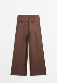 Brązowe spodnie o szerokich nogawkach z gładką fakturą, wyposażone w dwie tylne kieszenie i czystą talię, wyeksponowane na płasko na białym tle.