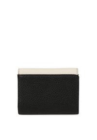 Svart läderplånbok med en texturerad yta, utrustad med en slät ljusbeige övre panel och sydda kanter. Kompakt rektangulär form.