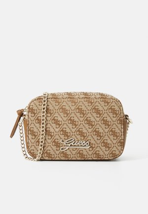 Sac bandoulière à motifs marron avec un tissu texturé, accent logo argenté et chaîne dorée. Forme rectangulaire avec fermeture éclair.