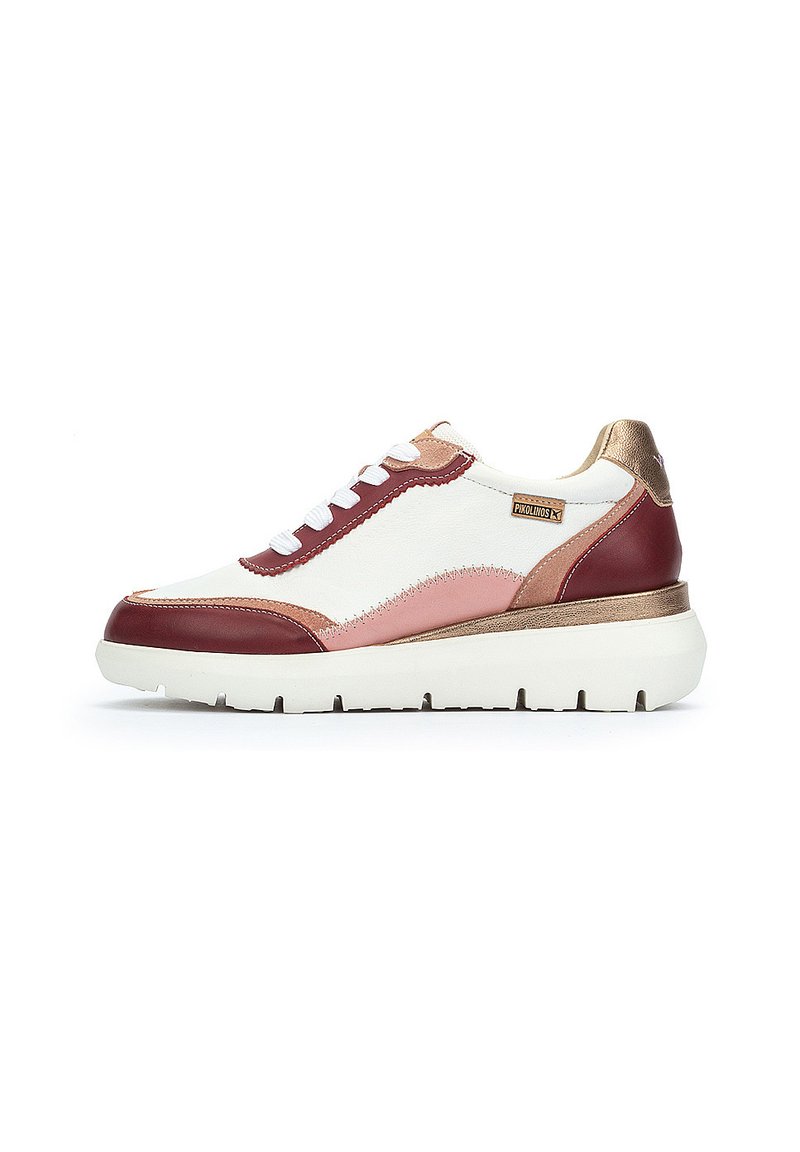 Baskets à lacets avec une tige en cuir blanc, accents bordeaux et rose, talon métallique doré et une épaisse semelle blanche avec des crampons.