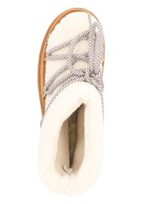 Krémové kožené boty ze šerlingu s jemnou texturou, které mají hnědou gumovou podešev a šedé vzorované tkaničky pro bezpečné uchycení.