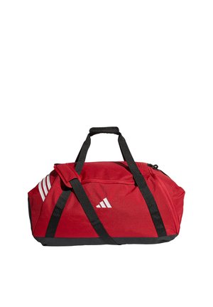 Červená sportovní taška typu duffel s černými držadly a ramenním popruhem, bílým logem Adidas na boku a bílými třemi pruhy na bočním kapsa.