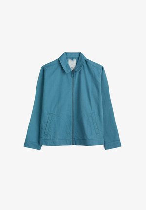 Leichte blaue Jacke mit Kragen, Frontreißverschluss und zwei Seitentaschen. Glatte Textur mit minimalistischem Design.