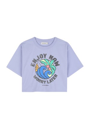 T-shirt court lilas avec un motif graphique représentant une vague, un palmier et du texte en noir et multicolore. Matière en coton doux, coupe décontractée.