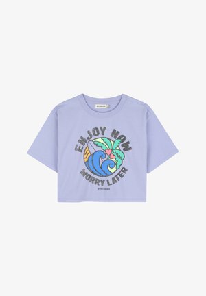 Lila cropped t-shirt met een grafisch ontwerp van een golf, palmboom en tekst in zwart en meerdere kleuren. Zacht katoenen materiaal, losse pasvorm.