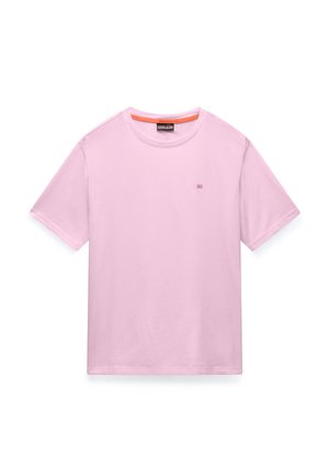 Lichtroze T-shirt met korte mouwen en ronde hals, voorzien van een klein rood geborduurd logo op de linkerborst en oranje bies aan de binnenkant van de kraag.