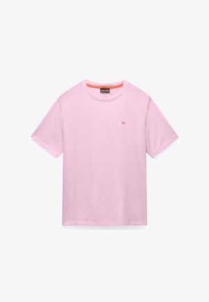 Lichtroze T-shirt met korte mouwen en ronde hals, voorzien van een klein rood geborduurd logo op de linkerborst en oranje bies aan de binnenkant van de kraag.