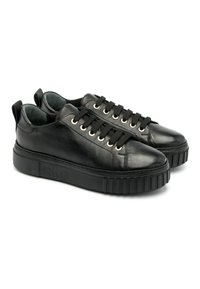 Sneakers in pelle nera con punte arrotondate, lacci piatti e fori metallici. Presentano una spessa suola in gomma testurizzata e un passamano sul retro.