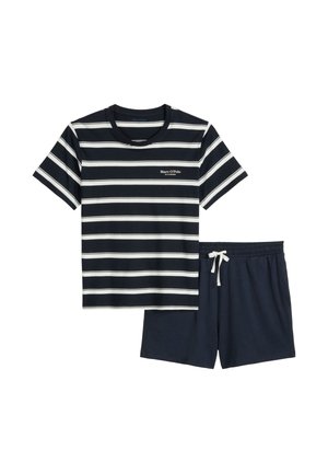 Ensemble de vêtements de nuit décontractés composé d'un tee-shirt à manches courtes rayé bleu marine et blanc, et d'un short bleu marine avec cordon de serrage, disposés à plat.