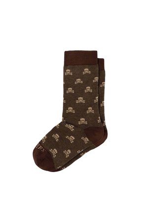Calcetines marrones con patrón de calaveras y huesos cruzados en beige claro, con zonas de punta, talón y puños en marrón más oscuro.