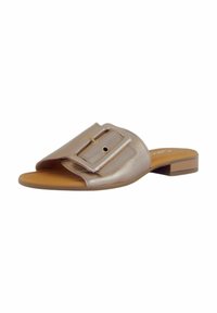 Metallische bronzen slip-on sandaal met een brede strap en een accent van een rechthoekige gesp. Open teen ontwerp en een lage blokhak. Soepele textuur.