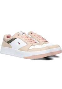 Beige und weiße Sneakers mit rosa Akzenten, aus synthetischem Material hergestellt. Merkmale eine Gummisohle und ein Logo-Detail an der Seite. Atmungsaktives Design.