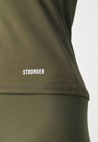 Stronger SQUARED TANK - Viršus - olive night