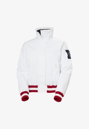 Witte jas met een hoge kraag, rode en witte gestreepte ribgebreide manchetten en tailleband, met twee ritssluitingen op de zakken en een geborduurd logo op de mouw.