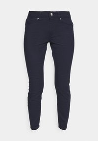 Pantalones ajustados azul marino con botón y cremallera en el frente, diseño de cinco bolsillos y lazos para cinturón sobre un fondo blanco.