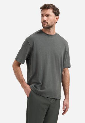 Graues T-Shirt mit kurzen Ärmeln und Rundhalsausschnitt, weicher Textur, lockerer Passform und geradem Saum, getragen mit grünen Hosen.