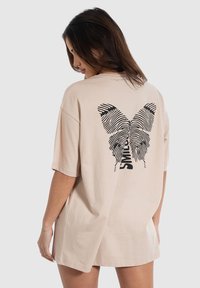 Smilodox PAYTON OVERSIZE - T-shirt print - hellbraun