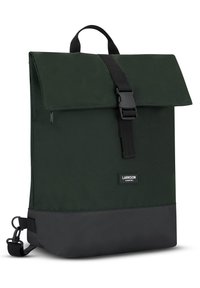 Zelený plátěný batoh s rolovacím uzávěrem, černým dnem, nastavovacími popruhy a předním přezkovým uzávěrem. Na přední straně se nachází značková návěška.