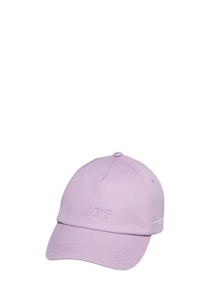 Hellviolette Baseballkappe mit gebogenem Schirm, genähten Paneelen und dezent geprägtem "MOP"-Schriftzug in der Mitte vorne.