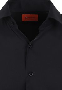 Zwarte kortekleed shirt met een klassieke kraag, voorzien van een enkele knoopsluiting en een oranje label aan de binnenkant van de hals. Gladde textuur.