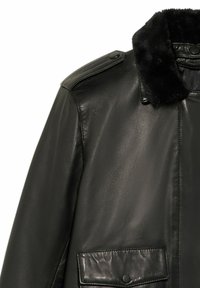 Giacca di pelle nera con collo in pelliccia sintetica, spalline con alamari e tasca frontale con chiusura a pressione. Texture liscia, vestibilità sagomata.