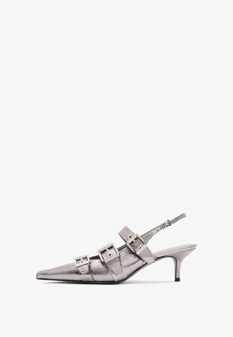 Metallise hõbedane slingback konts, millel on terav nina, kolmes laiast rihmast ja ruudukujulistest metallist pandlatest. Läikiv pind ja õhuke konts.