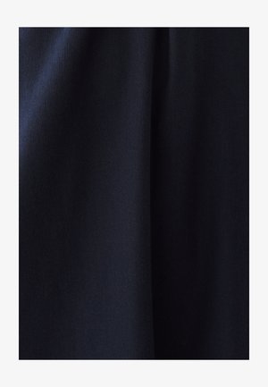 Tmavo námornícka modrá tkanina s jemnými vertikálnymi záhybmi a hladkým, mierne textúrovaným povrchom pod rozptýleným osvetlením.