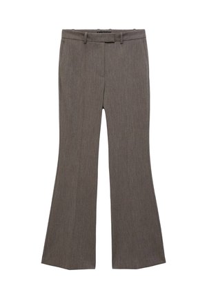 Pantaloni marroni a svasati in tessuto testurizzato, con frontale piatto, passanti per la cintura e vita classica a media altezza. Nessuna tasca visibile.