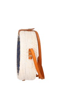 Borsa tonda intrecciata di colore bianco con un design circolare blu. Presenta una tracolla in pelle marrone e una chiusura a scatto. Superficie testurizzata.