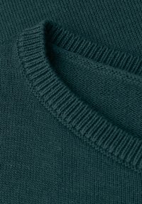 Dunkelgrüner Strickpullover-Stoff mit einem gerippten Rundhalsausschnitt. Weiche Textur, gleichmäßiges Maschenmuster und glatte Oberfläche.