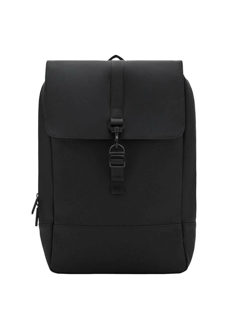 Zaino nero realizzato in tessuto liscio, dotato di un'abbottonatura a pattina con fibbia, tasca laterale con zip e design minimalista.