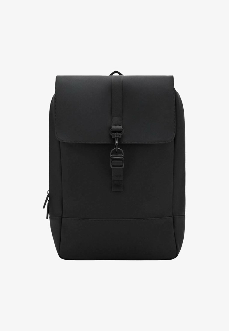 Zaino nero realizzato in tessuto liscio, dotato di un'abbottonatura a pattina con fibbia, tasca laterale con zip e design minimalista.
