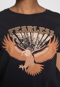 Culture T-shirt med print - black