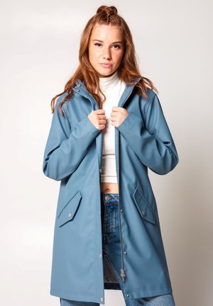 Blauer wasserdichter Mantel mit Kapuze, langen Ärmeln, einem Reißverschluss vorne, zwei Seitentaschen und Druckknöpfen. Glatte Textur und leichtes Design.