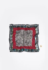 Silkkihuivi, jossa on kerroksellisia eläinkuosseja mustassa, valkoisessa, punaisessa, vihreässä ja sinisessä, pienen kultarenkaan vieressä valkoisella taustalla.