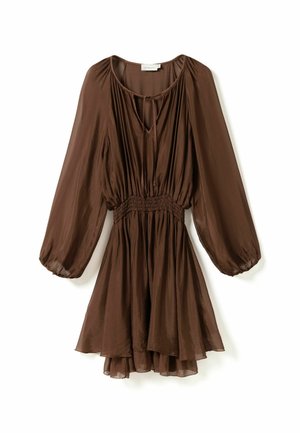 Pruun pika varrukaga šifoonist kleit kogutud vöökohaga, kaelarihma detailiga ja voolava topeltkihilise seelikuga.