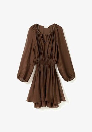 Ruda ilgarankovė šifono suknelė su susmulkinta liemeniu, kaklo raištelio detale ir lengvu dviejų sluoksnių sijonu.