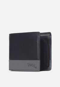 Portafoglio in pelle nera con una fascia di accento grigia, dotato di più scomparti per carte e di un compartimento con zip per le monete. Logo visibile sul lato.